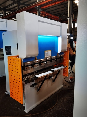 7.5KW CNCプレスブレーキマシン 水力軽鋼 400mm 重量 7000kg